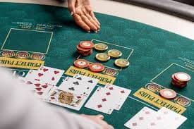 Dasbor permainan live kasino tanganjudi dengan meja dealer langsung dan opsi slot